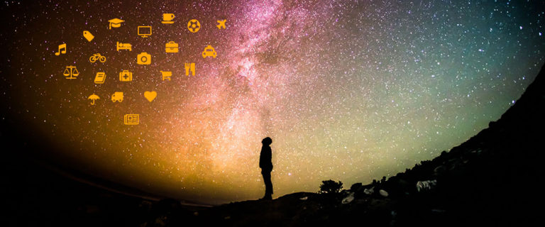 Symbolbild: Foto eines Mannen vor Nachthimmel mit Symbolen für Taxi, Hotel, Liebe., Kamera, Einnkaufswagen